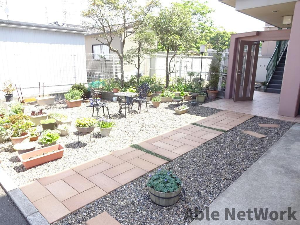 タートルハウスのエントランス|オーナーさんが手入れしてくれている綺麗な庭です