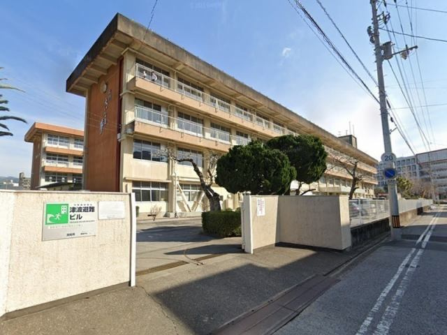 高知市竹島町　中古一戸建ての周辺|高知市立潮江中学校
