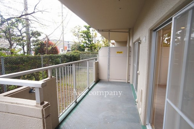 【バルコニー】 | エクセラート平野A棟 | 東向きのバルコニーです☆バルコニーは専用庭より2段高い位置にあります♪