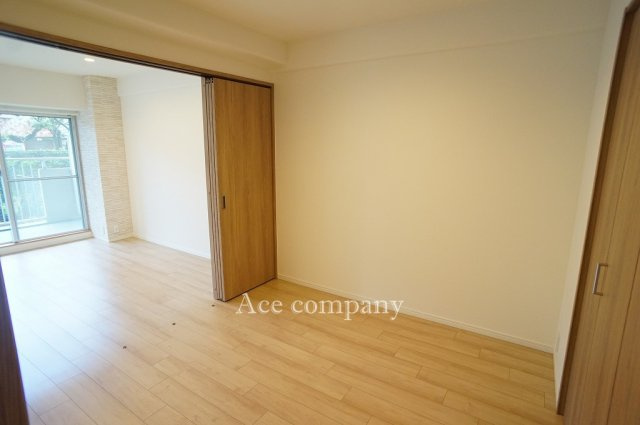 【寝室】 | エクセラート平野A棟 | 【中央：洋室4.5帖】リビングと廊下の2WAYドアです♪
