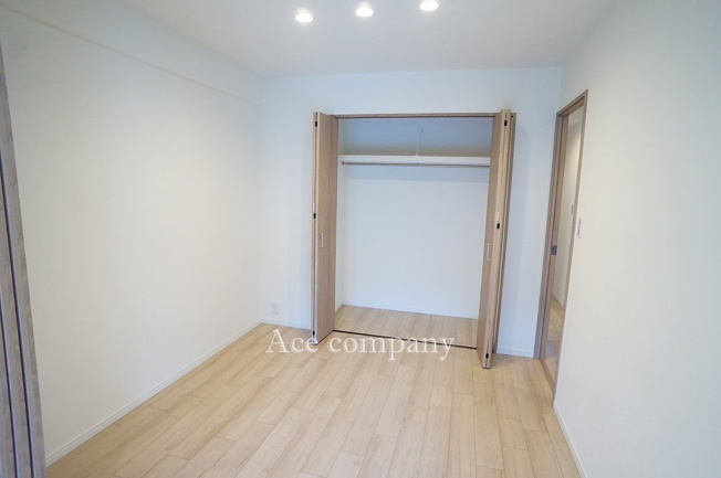 【寝室】 | エクセラート平野A棟 | 【中央：洋室4.5帖】クローゼット完備♪