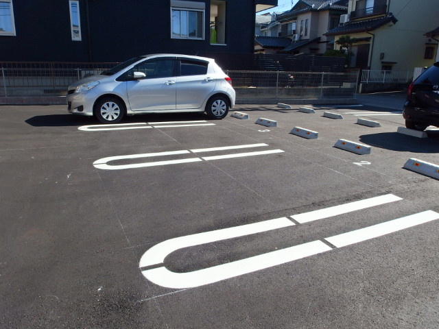 フェリシティ中園の駐車場