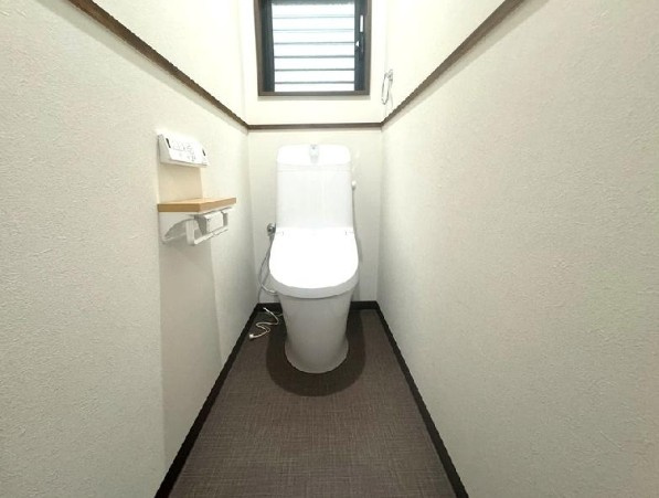 土佐市用石　中古戸建てのトイレ|窓付きで明るく、来客時も気兼ねなく使える清潔感。