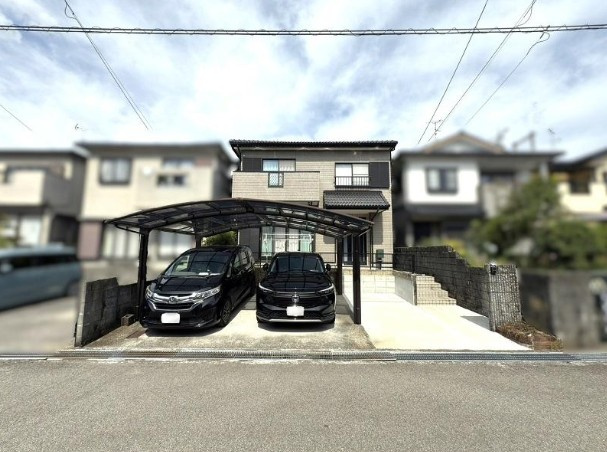 土佐市用石　中古戸建ての外観|雨の日に差が出る、カーポート2台分付き。駐車3台可で、来客時も慌てません。