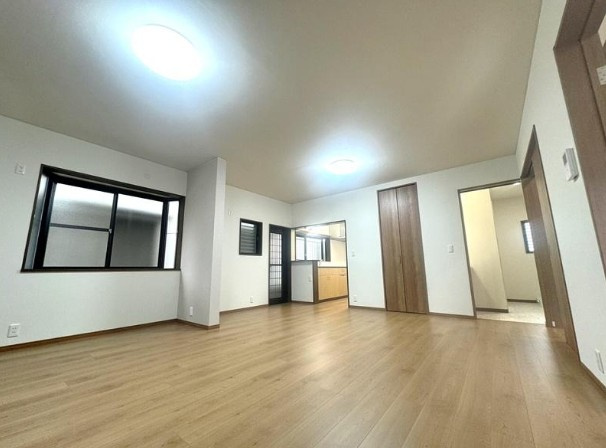 土佐市用石　中古戸建ての居間・リビング|家族が集まっても、窮屈さを感じにくいLDK。家具の配置がしやすい“余白”のある空間です。