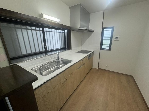 土佐市用石　中古戸建てのキッチン|料理に集中できる、落ち着いたキッチン空間。生活感を出しすぎない配置もポイントです。