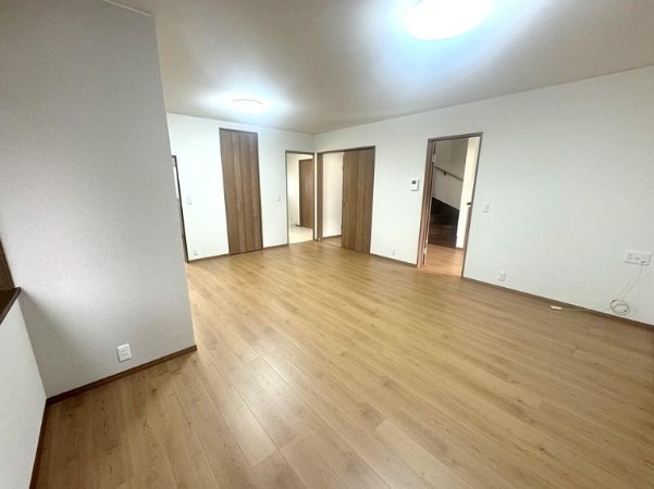 土佐市用石　中古戸建ての居間・リビング|リビングから各部屋へ自然につながる動線。