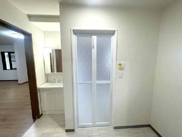 土佐市用石　中古戸建ての独立洗面台|誰かが入浴中でも、歯磨きや身支度ができる洗面脱衣所。
