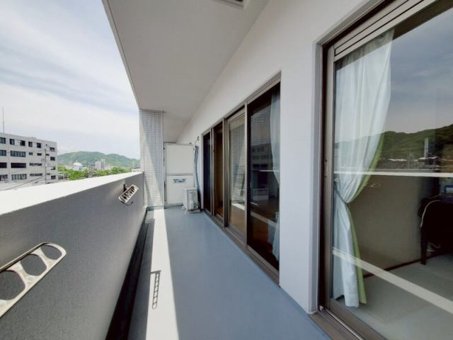 桟橋通　中古マンション(アプリア桟橋４階）のバルコニー|暖かな日差しのふりそそぐバルコニー