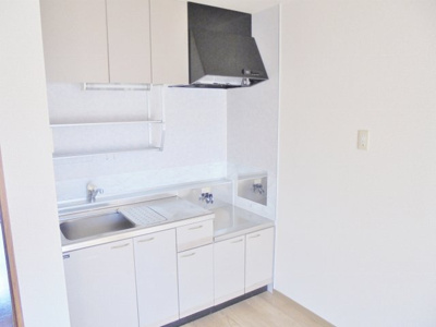 【キッチン】 | グランドール草戸Ⅱ | 吊戸棚付き