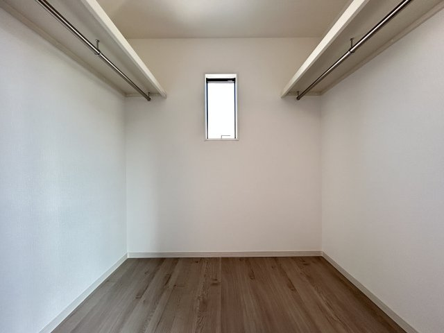 「乾太くん＆太陽光＆食洗器付」高知市百石町２丁目（3号地） 新築住宅の収納|衣類や季節用品もたっぷり収納できる使い勝手の良いクローゼットです。