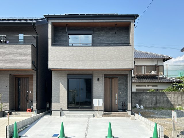 「乾太くん＆太陽光＆食洗器付」高知市百石町２丁目（3号地） 新築住宅の外観|駐車2台可能。落ち着いた外観デザインが街並みに映える新築住宅。桟橋通二丁目電停徒歩7分。太陽光6kW搭載＆ガス床暖房・乾太くん付きで快適生活！駐車2台可、照明・カップボード・EV充電設備も！