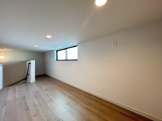 「乾太くん＆太陽光＆食洗器付」高知市百石町２丁目（3号地） 新築住宅の洋室|小屋裏収納は季節用品や思い出の品の収納スペースとして活躍します。