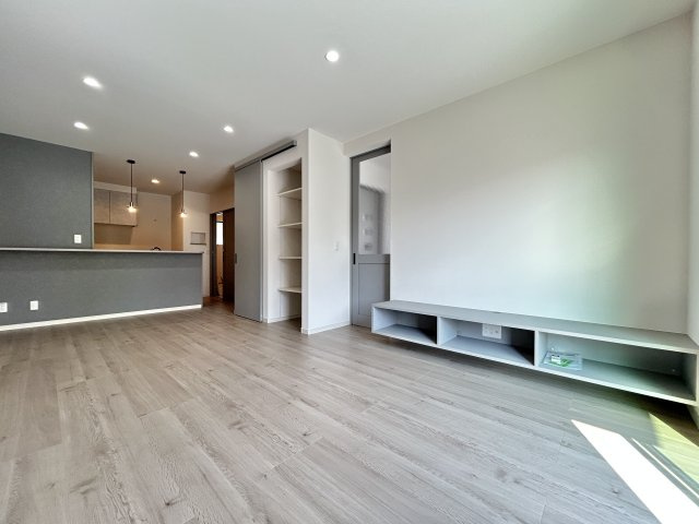 「乾太くん＆太陽光＆食洗器付」高知市百石町２丁目（3号地） 新築住宅の居間・リビング|家族が自然と集まる、開放感あふれる広々LDKです。テレビボードを備え付け。インテリアに統一感が出ておしゃれな空間に♪