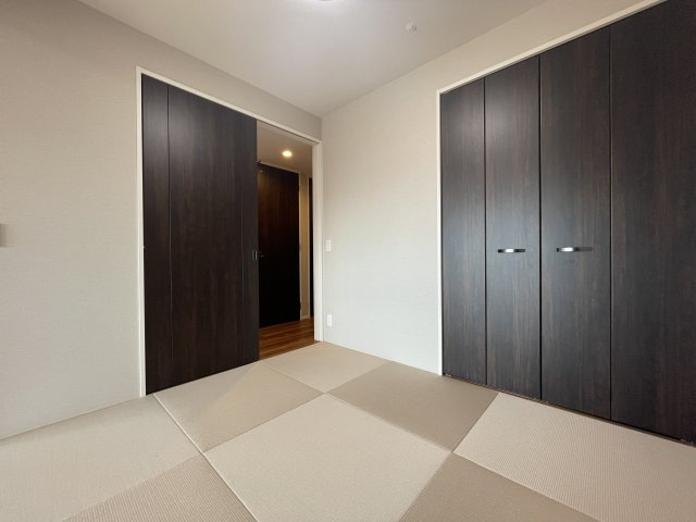 オーヴィジョン古賀駅の和室|約4.5畳の和室。琉球風畳でモダンな空間。