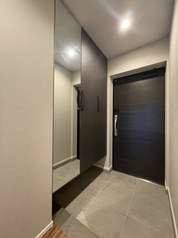 オーヴィジョン古賀駅の玄関|大容量のシューズクロゼット。鏡付き。