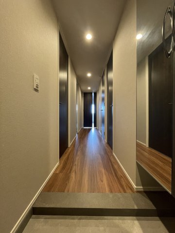 オーヴィジョン古賀駅の玄関|人感センサー付き照明。両手がふさがっていても安心。スムーズな動線をサポートします。