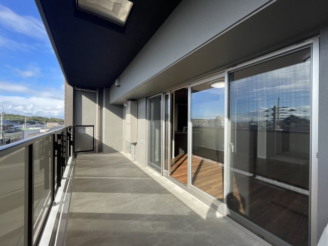 オーヴィジョン古賀駅のバルコニー|約2,000ｍｍのワイドバルコニー。バルコニーには水栓付き。南向きで日当たり良好です。