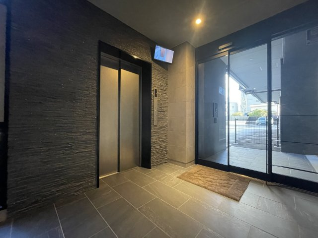 オーヴィジョン古賀駅のその他共用部分|サブエントランス。駐車場側からの出入りも可能です。