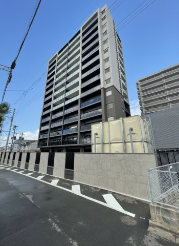 オーヴィジョン古賀駅の外観|総戸数52戸のマンション。ガラス手すりが印象的なスタイリッシュなモダンな外観