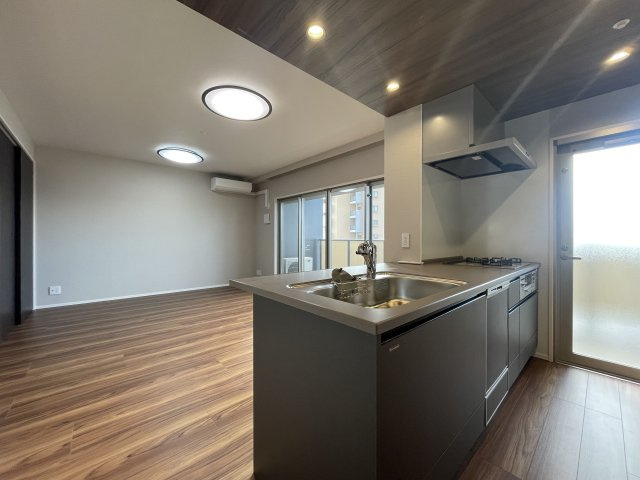 オーヴィジョン古賀駅のキッチン|フラット天板の対面キッチンです。バルコニーへの勝手口付き。
