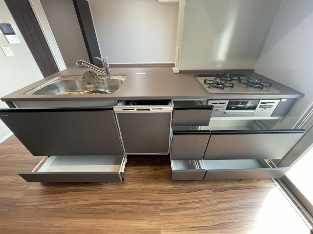 オーヴィジョン古賀駅のキッチン|食器洗い乾燥機付き。収納しやすいスライド引き出し。