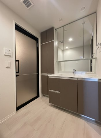 オーヴィジョン古賀駅の洗面所|三面鏡になる洗面台。リネン庫付き。