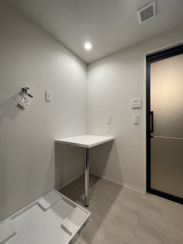 オーヴィジョン古賀駅の脱衣所|一時的に洋服を置いたり、アイロンがけに使ったりと使い方自由自在。