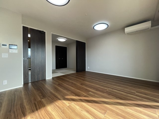 オーヴィジョン古賀駅の居間・リビング|約15.6畳のLDK。リビングダイニングは床暖房付き。