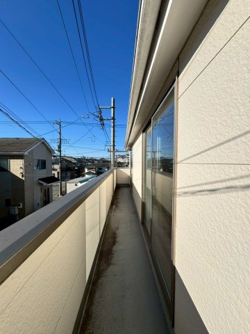 所沢市松郷中古戸建のバルコニー|太陽の光が射し込むバルコニーは、洗濯物を干すのが楽しくなりますね♪
