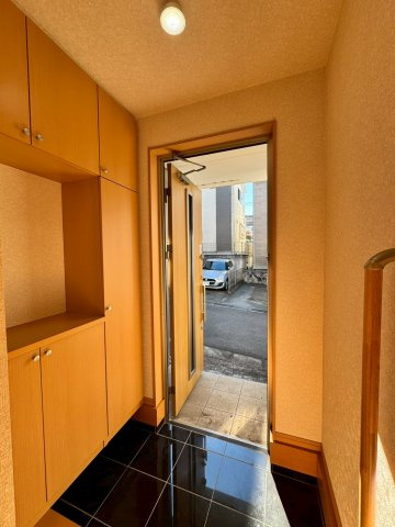 所沢市松郷中古戸建の玄関|人を迎え入れる最初の場所だからこそ、清潔感と余裕のある玄関スペースに♪散らかりやすい玄関スペースをすっきり空間にしてくれるシューズBOXを設置しました♪
