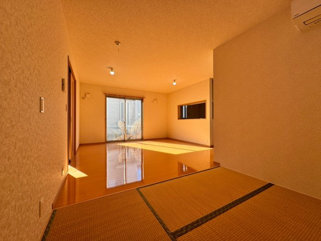 所沢市松郷中古戸建の和室|LDKに隣接した和室は客間・お昼寝スペース・家事室など多目的に使える便利な一部屋★家族の暮らしにやさしい間取りです☆
