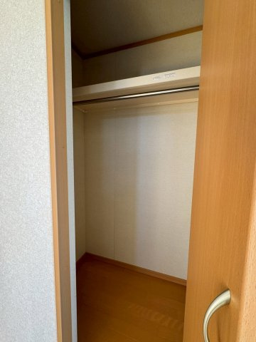 所沢市松郷中古戸建の収納|使う場所に合わせて配置された収納クローゼット。出し入れしやすく、片付けが習慣になる家事ラク設計です。
