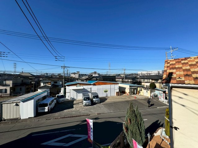 所沢市松郷中古戸建の展望|周囲に高い建物がなくのびやかな眺望が広がる心地よい住環境。窓を開ければ自然の風が通り抜け開放感ある暮らしを楽しめます。
