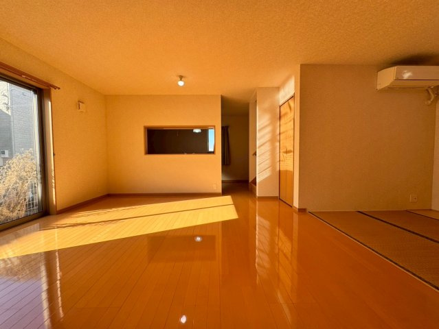 所沢市松郷中古戸建の居間・リビング|家族が自然と集まる心地よいリビングダイニング。ゆったりとした空間設計が、日常の何気ないひとときを豊かに演出します。光と風が心地よく通り抜け、時間の流れまでやさしく感じられます。
