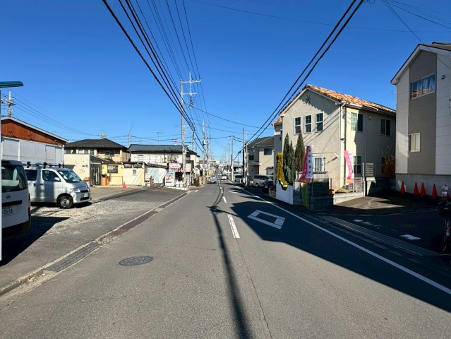 所沢市松郷中古戸建の前面道路含む現地写真|前面道路