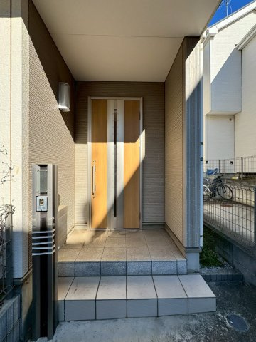 所沢市松郷中古戸建のその他|門柱とアプローチが一体になったデザイン♪住まいの第一印象を上品に引き立てます♪
