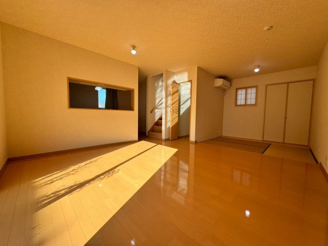 所沢市松郷中古戸建の居間・リビング|家族が自然と集まる心地よいリビングダイニング。ゆったりとした空間設計が、日常の何気ないひとときを豊かに演出します。光と風が心地よく通り抜け、時間の流れまでやさしく感じられます。
