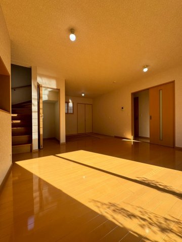 所沢市松郷中古戸建の居間・リビング|家族の気配を感じながら、それぞれが心地よく過ごせるリビングダイニング。空間のつながりが程よく、団らんも一人時間も大切にできます。暮らす人の毎日を温かく支える、やさしい表情の居心地よいスペースです。
