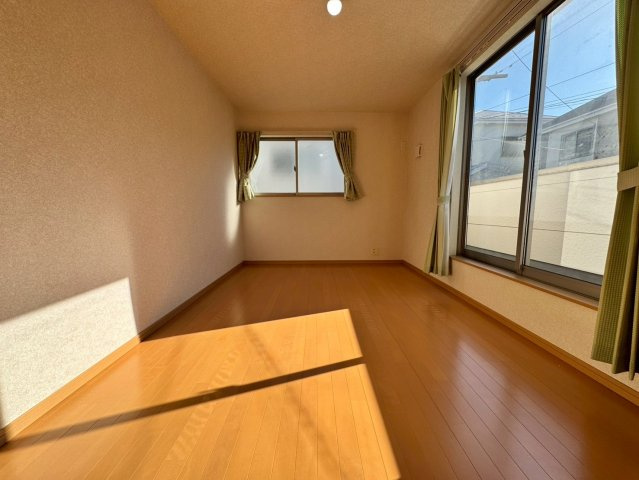 所沢市松郷中古戸建の洋室|光が心地よく入り、明るい印象の洋室。日中の過ごしやすさはもちろん、夜には落ち着いた雰囲気で一日の疲れを癒やしてくれます。多用途に活かせる空間です。
