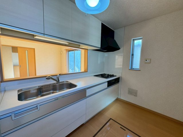 所沢市松郷中古戸建のキッチン|対面キッチン仕様になりお料理をしながらご家族との会話も楽しめます！また、小さなお子様の居るご家庭はお子様の様子を見ながら家事ができるので安心です！
