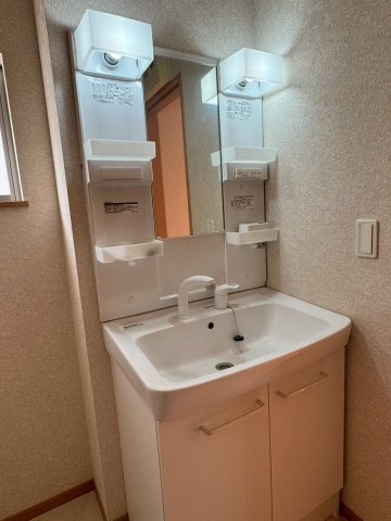 所沢市松郷中古戸建の独立洗面台|清潔感のある明るい雰囲気の洗面室です。ゆとりある洗面スペースで朝の身支度もスムーズに。
