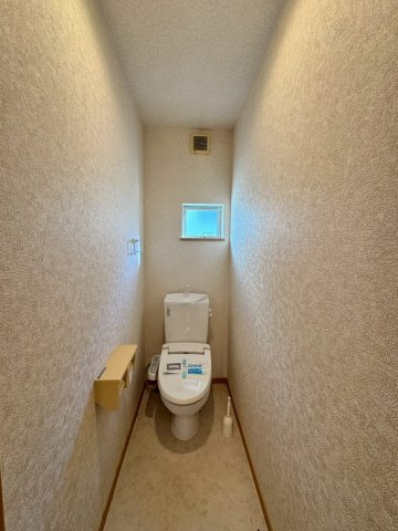 所沢市松郷中古戸建のトイレ|トイレは温水洗浄機能搭載なので、清潔に気持ち良くお使いいただけます！トイレットペーパーの節約にもなります！暖房便座で寒い日もあたたかです♪
