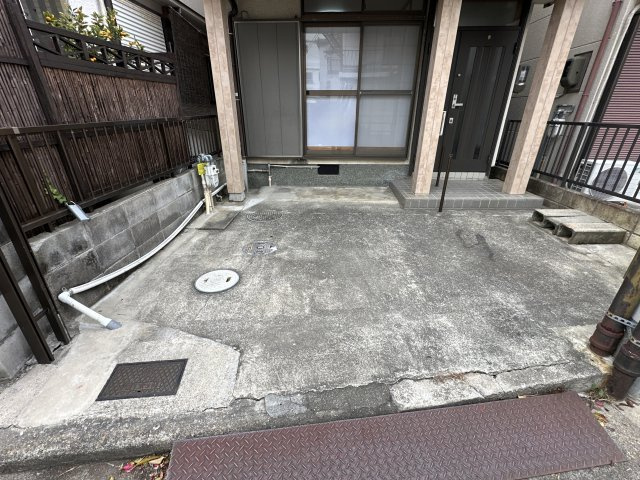 明石市朝霧南町４丁目戸建の駐車場