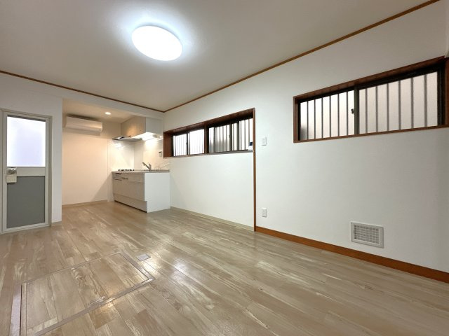 明石市朝霧南町４丁目戸建の居間・リビング