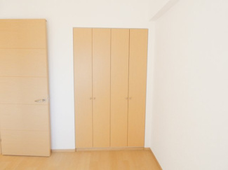 【収納】 | クオス小田原栄町 | 【たっぷりしまえる壁面収納】 
天井まで高さのあるクローゼットを完備。お部屋をすっきりとお使いいただけます。