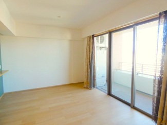 【居間・リビング】 | クオス小田原栄町 | 光あふれるワイドサッシ】
 バルコニーに面した大きな窓から、たっぷりの陽光が差し込みます。室内と外の景色がつながる開放的な設計です。