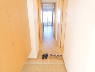 【玄関】 | クオス小田原栄町 | 【明るく開放的な玄関ホール】 
段差を抑えたフラットな設計。リビングへと続く廊下からは、室内の陽当たりの良さが伝わります。