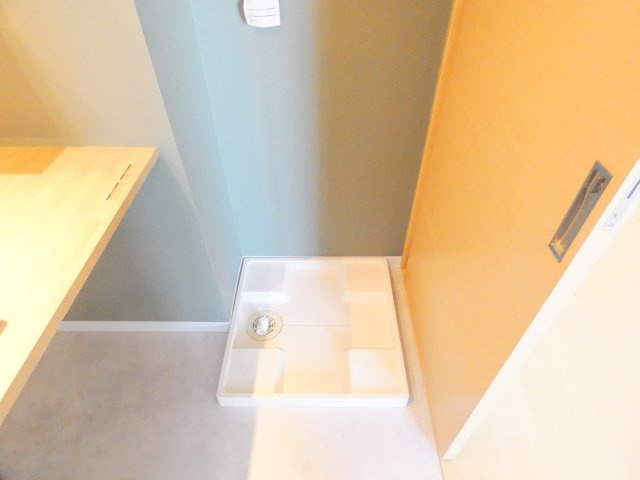 【洗面室内の防水パン】
 洗面台の横に洗濯機スペースを配置。家事動線がコンパクトにまとまっており、効率的です。