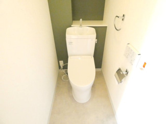 【トイレ】 | クオス小田原栄町 | 【清潔感のあるレストルーム】 
アクセントクロスがモダンな印象を演出。温水洗浄便座付きで毎日快適にお使いいただけます。